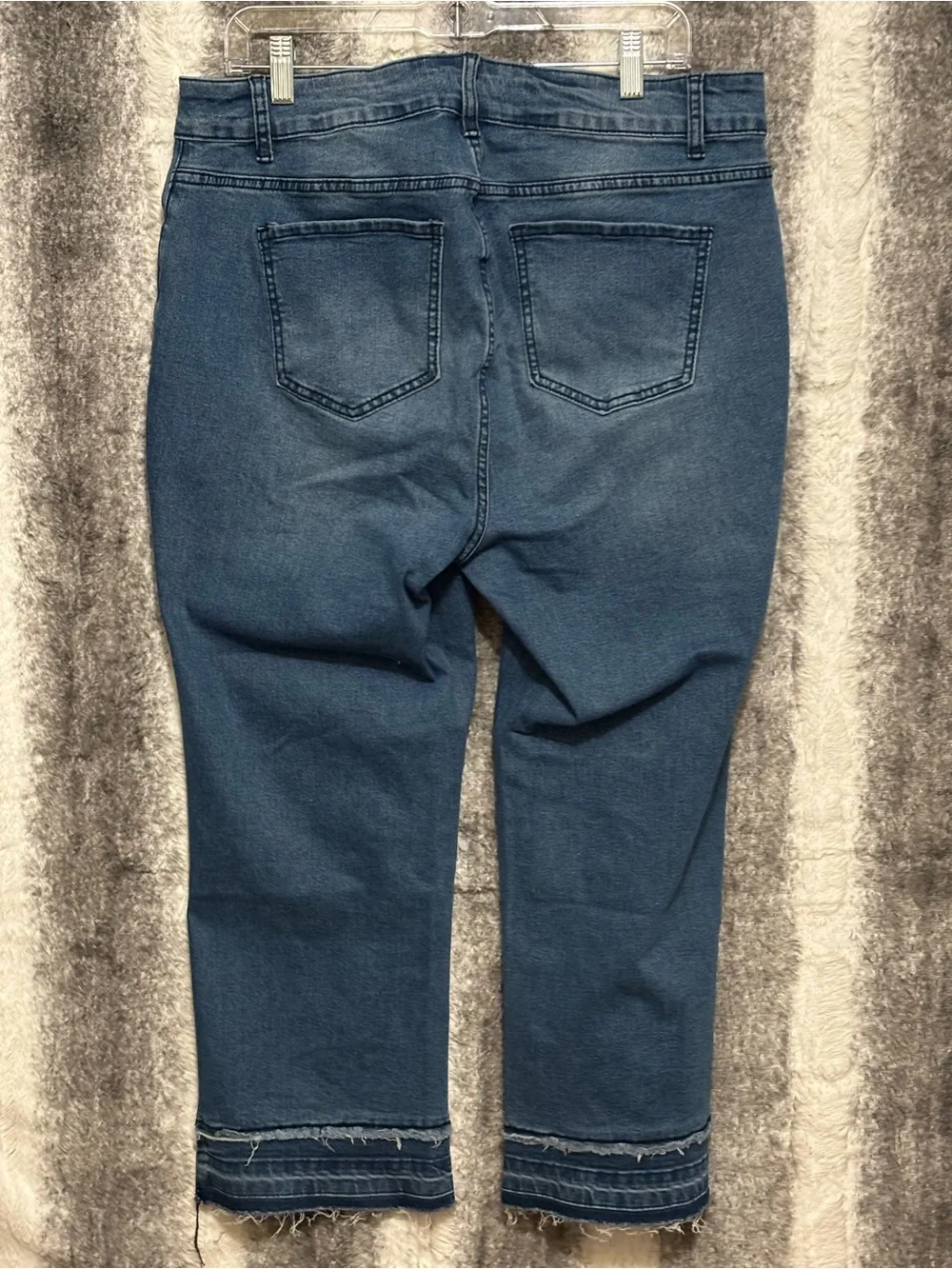 BloomChic Crop Denim Jeans in Medium Blue size 16